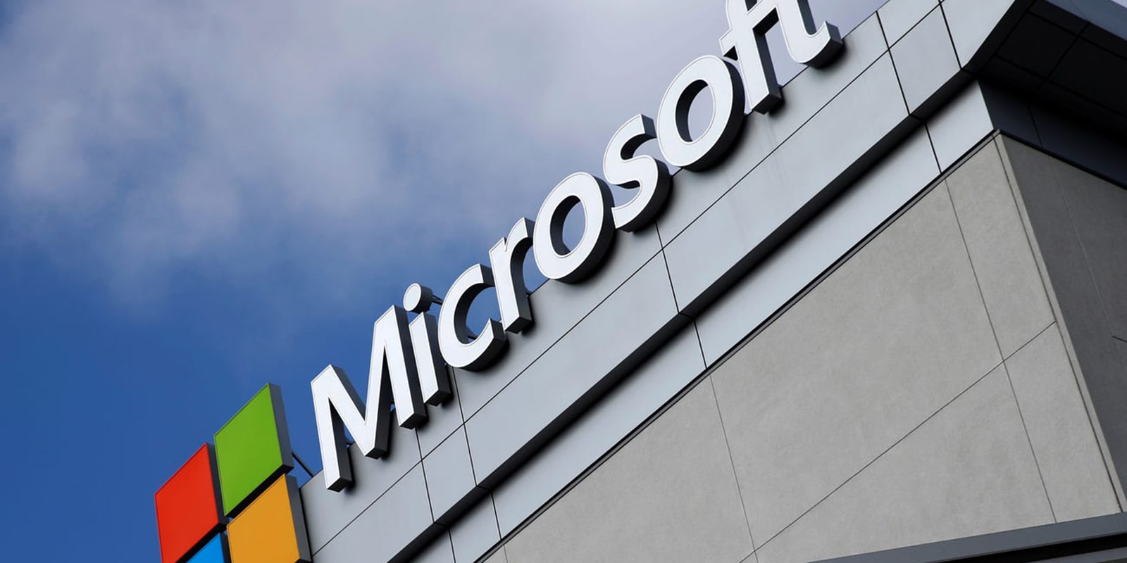 Бывший инженер Microsoft украл у компании более 10 миллионов долларов и потратил их на покупку дома стоимостью 1,6 миллиона долларов на берегу озера и Tesla